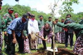 Penanaman Pohon Tileng