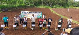 Kepala Dinas Pertanian dan Pangan Kabupaten Gunungkidul Turut Melakukan Aksi Penanaman Jagung